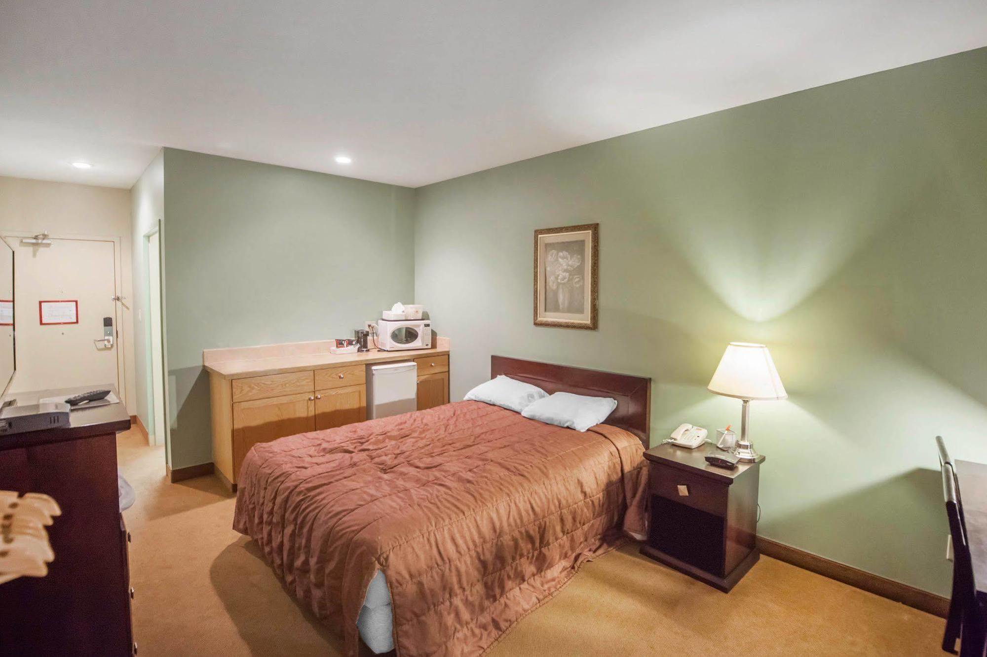 Econo Lodge Inn & Suites Innisfail エクステリア 写真