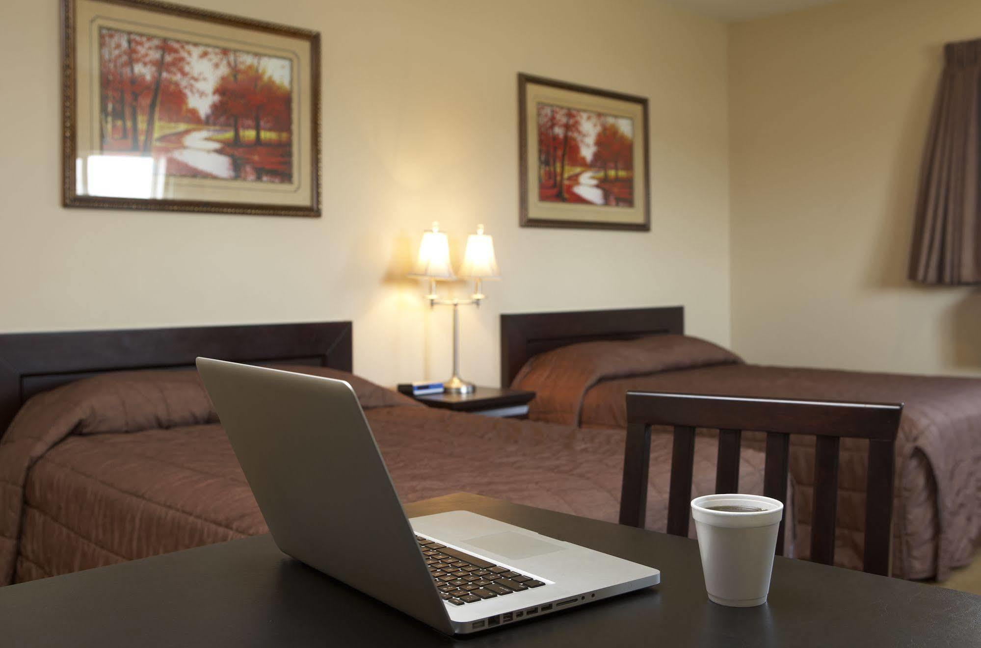 Econo Lodge Inn & Suites Innisfail エクステリア 写真
